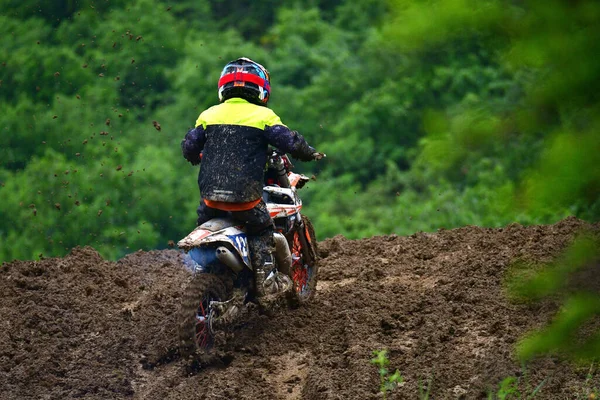 马其顿 2023年5月14日 在雨天和泥泞的跑道上 摩托车选手在困难的条件下参加了几类比赛 — 图库照片