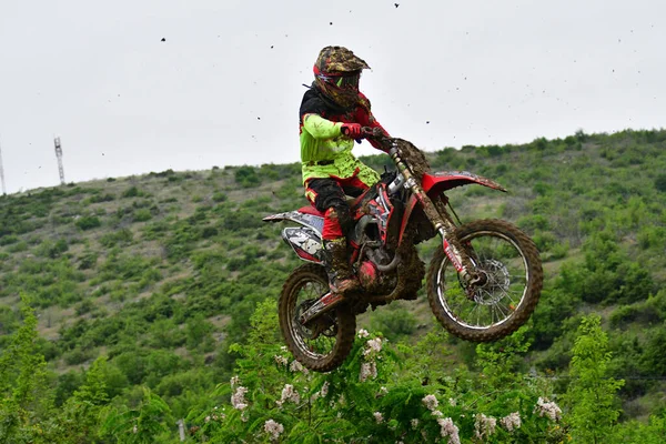 Orman Macedónia Maio 2023 Tempo Chuvoso Uma Pista Enlameada Motociclistas — Fotografia de Stock