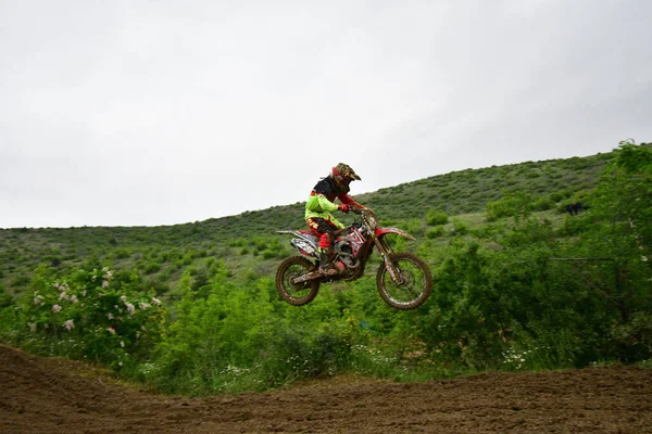 Orman Makedonya Mayıs 2023 Yağmurlu Havada Çamurlu Pistte Motosiklet Yarışçıları — Stok fotoğraf