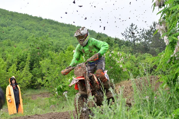 2023年5月14日 マケドニアのオルマン 雨や泥だらけの路面では オートバイレーサーは難しいコンディションでいくつかのカテゴリーに参戦した — ストック写真