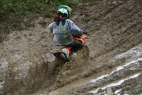 2023年5月14日 マケドニアのオルマン 雨や泥だらけの路面では オートバイレーサーは難しいコンディションでいくつかのカテゴリーに参戦した — ストック写真
