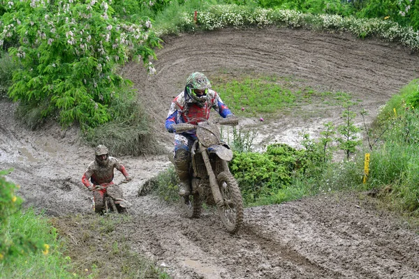 Orman Macedonia May 2023 날씨와 진흙투성이의 트랙에서 오토바이 경주자들은 어려운 — 스톡 사진