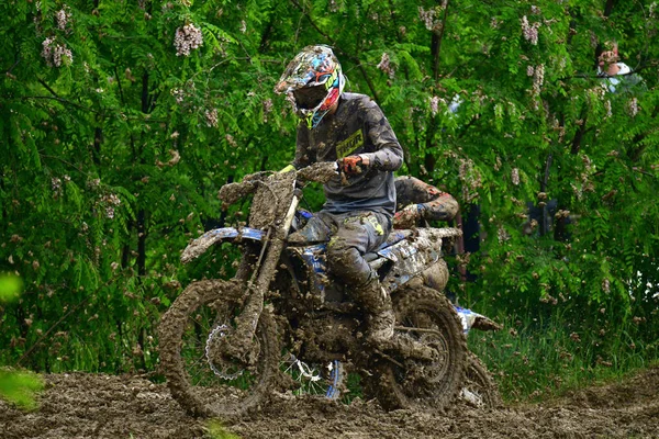 Orman Makedonie Května2023 Deštivém Počasí Zablácené Trati Závodili Motocykloví Závodníci — Stock fotografie