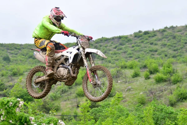 Orman Makedonya Mayıs 2023 Yağmurlu Havada Çamurlu Pistte Motosiklet Yarışçıları — Stok fotoğraf