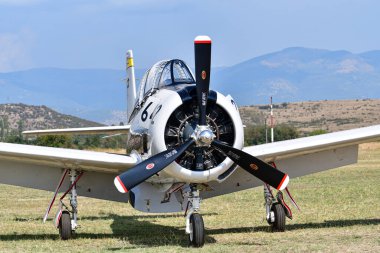 16 Eylül 2023, Üsküp, Makedonya, Stenkovec Spor Havaalanı, Grand Airshow düzenlendi. Kızıl Boğa akrobatik takımından T-28 Truva uçağı da.