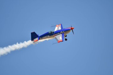 16 Eylül 2023, Üsküp, Makedonya, Stenkovec Spor Havaalanı, Airshow düzenlendi. Fransız akrobatik uçağı Extra 330SC dumanla birlikte seyircilerin kafaları üzerinde mucizeler gerçekleştirdi..