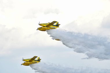 16 Eylül 2023, Üsküp, Makedonya, Stenkovec Spor Havaalanı, Grand Airshow düzenlendi. İtfaiye uçakları AT-802F İtfaiye Şefi seyircilerin üzerine su döktü.