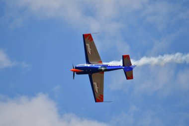 16 Eylül 2023, Üsküp, Makedonya, Stenkovec Spor Havaalanı, Airshow düzenlendi. Fransız akrobatik uçağı Extra 330SC dumanla birlikte seyircilerin kafaları üzerinde mucizeler gerçekleştirdi..