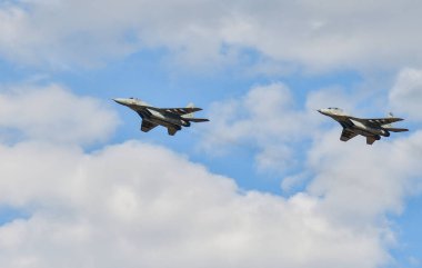 16 Eylül 2023, Üsküp, Makedonya, Stenkovec Spor Havaalanı, Grand Airshow düzenlendi. Etkinlik on binlerce kişi tarafından ziyaret edildi. MiG 29 Sırp ordusu uçakları izleyicilerin üzerinde uçuyor.