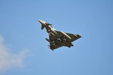 16 Eylül 2023, Üsküp, Makedonya, Stenkovec Spor Havaalanı, Grand Airshow düzenlendi. Etkinlik on binlerce kişi tarafından ziyaret edildi. İtalyan Hava Kuvvetleri 'nden Eurofighter EF2000 Typhoon seyircilerin üzerinde alçaktan uçuyor.