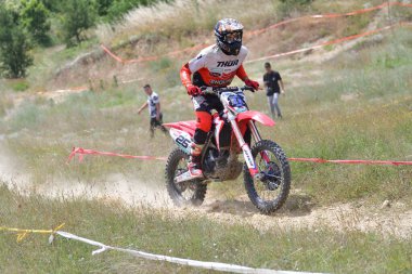 25 Haziran 2023, Veles, Makedonya. Enduro ekstrem moto yarışında sürücüler zorlu bir arazide lastiklerin üzerinden atlayarak ve dağ yollarında 40 kilometrelik bir sürüş yaparak yarıştılar..
