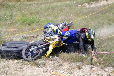 25 Haziran 2023, Veles, Makedonya. Enduro ekstrem moto yarışında sürücüler zorlu bir arazide lastiklerin üzerinden atlayarak ve dağ yollarında 40 kilometrelik bir sürüş yaparak yarıştılar..