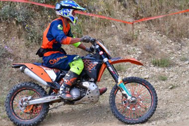 25 Haziran 2023, Veles, Makedonya. Enduro ekstrem moto yarışında sürücüler zorlu bir arazide lastiklerin üzerinden atlayarak ve dağ yollarında 40 kilometrelik bir sürüş yaparak yarıştılar..