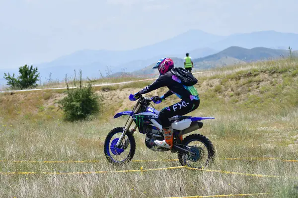 25 Haziran 2023, Veles, Makedonya. Enduro ekstrem moto yarışında sürücüler zorlu bir arazide lastiklerin üzerinden atlayarak ve dağ yollarında 40 kilometrelik bir sürüş yaparak yarıştılar..