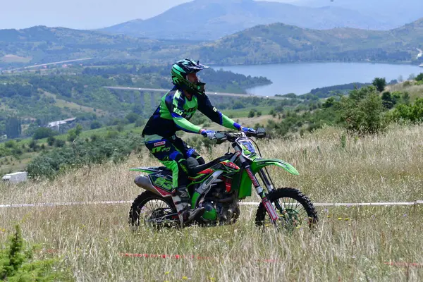 25 Haziran 2023, Veles, Makedonya. Enduro ekstrem moto yarışında sürücüler zorlu bir arazide lastiklerin üzerinden atlayarak ve dağ yollarında 40 kilometrelik bir sürüş yaparak yarıştılar..