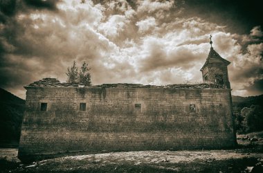 St Nicholas, Makedonya 'nın Mavrovo Gölü' ne batmış terk edilmiş bir kilisedir. Dicho Zograf tarafından 1850 'de yapılmış..