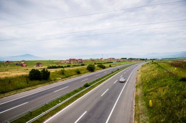 Avrupa rotası E 75, Avrupa 'nın bir dizi ana yolu olan Uluslararası E-Karayolu ağının bir parçasıdır. Makedonya 'da yolun bir kısmı üzerindeki köprüden fotoğraflandı.