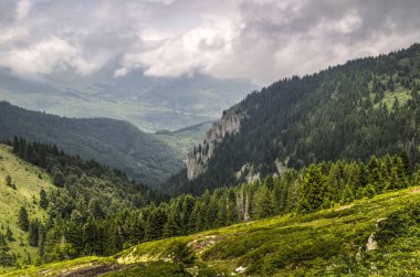 Renkli dağlar, çayır ve bulutlu vadi manzarası. Kayak merkezi. Sharr Dağları, Popova Shapka.