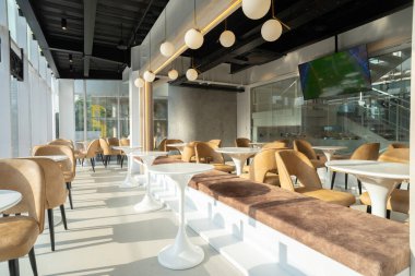 Boş bir modern kafe / salon alanı.