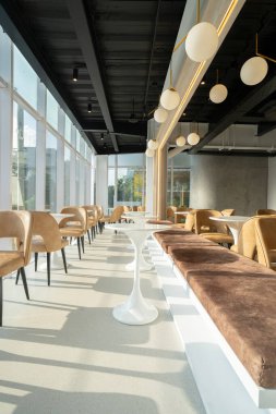 Boş bir modern kafe / salon alanı.