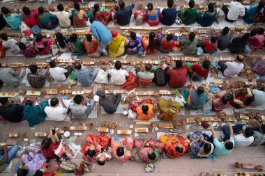 Narayanganj, Dhaka, Bangladeş, 12 Kasım 2022: 'Rakher Upobash' adlı Hint dini oruç festivali sırasında Shri Shri Lokanath Brahmachari Aşram tapınağında namaz kılan dindarlar.