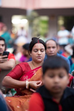 Narayanganj, Dhaka, Bangladeş, 12 Kasım 2022: 'Rakher Upobash' adlı Hint dini oruç festivali sırasında Shri Shri Lokanath Brahmachari Aşram tapınağında namaz kılan dindarlar.