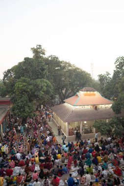 Narayanganj, Dhaka, Bangladeş, 12 Kasım 2022: 'Rakher Upobash' adlı Hint dini oruç festivali sırasında Shri Shri Lokanath Brahmachari Aşram tapınağında namaz kılan dindarlar.