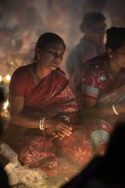 Narayanganj, Dhaka, Bangladeş, 12 Kasım 2022: 'Rakher Upobash' adlı Hint dini oruç festivali sırasında Shri Shri Lokanath Brahmachari Aşram tapınağında namaz kılan dindarlar.