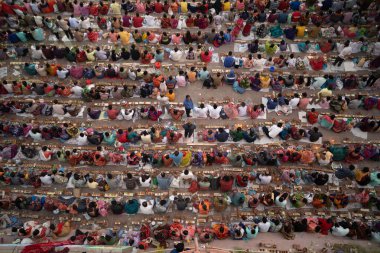 Narayanganj, Dhaka, Bangladeş, 12 Kasım 2022: 'Rakher Upobash' adlı Hint dini oruç festivali sırasında Shri Shri Lokanath Brahmachari Aşram tapınağında namaz kılan dindarlar.