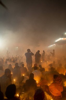 Narayanganj, Dhaka, Bangladeş, 12 Kasım 2022: 'Rakher Upobash' adlı Hint dini oruç festivali sırasında Shri Shri Lokanath Brahmachari Aşram tapınağında namaz kılan dindarlar.