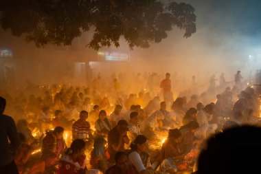 Narayanganj, Dhaka, Bangladeş, 12 Kasım 2022: 'Rakher Upobash' adlı Hint dini oruç festivali sırasında Shri Shri Lokanath Brahmachari Aşram tapınağında namaz kılan dindarlar.
