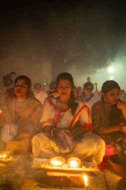 Narayanganj, Dhaka, Bangladeş, 12 Kasım 2022: 'Rakher Upobash' adlı Hint dini oruç festivali sırasında Shri Shri Lokanath Brahmachari Aşram tapınağında namaz kılan dindarlar.