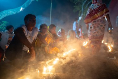Narayanganj, Dhaka, Bangladeş, 12 Kasım 2022: 'Rakher Upobash' adlı Hint dini oruç festivali sırasında Shri Shri Lokanath Brahmachari Aşram tapınağında namaz kılan dindarlar.