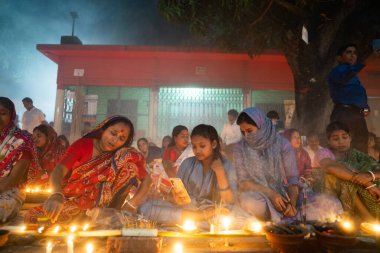 Narayanganj, Dhaka, Bangladeş, 12 Kasım 2022: 'Rakher Upobash' adlı Hint dini oruç festivali sırasında Shri Shri Lokanath Brahmachari Aşram tapınağında namaz kılan dindarlar.