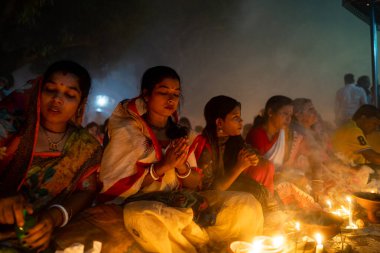 Narayanganj, Dhaka, Bangladeş, 12 Kasım 2022: 'Rakher Upobash' adlı Hint dini oruç festivali sırasında Shri Shri Lokanath Brahmachari Aşram tapınağında namaz kılan dindarlar.