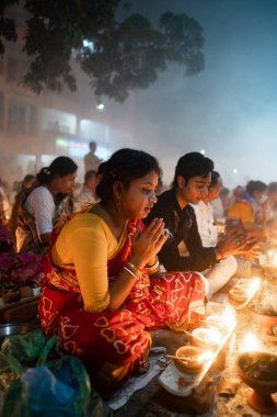 Narayanganj, Dhaka, Bangladeş, 12 Kasım 2022: 'Rakher Upobash' adlı Hint dini oruç festivali sırasında Shri Shri Lokanath Brahmachari Aşram tapınağında namaz kılan dindarlar.