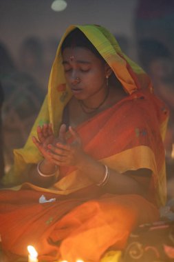 Narayanganj, Dhaka, Bangladeş, 12 Kasım 2022: 'Rakher Upobash' adlı Hint dini oruç festivali sırasında Shri Shri Lokanath Brahmachari Aşram tapınağında namaz kılan dindarlar.