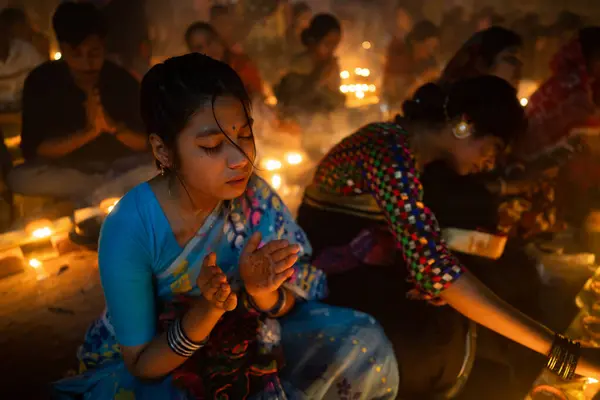 2022年11月12日 バングラデシュのダッカ ナレイガンジ ラッカ アップバシュ のヒンドゥー教の断食祭中にシュリ シュリ ロカナス ブラフマハリ アシュラム神殿で祈りを捧げる奉献者たち — ストック写真