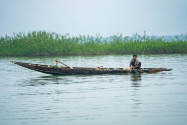 15 Ağustos 2023 Tanguar Haor, Sunamganj, Sylhet, Bangladeş. Balıkçılar ağlarıyla balık tutuyor..