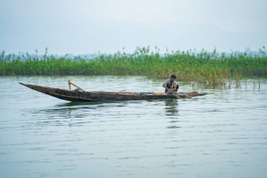 15 Ağustos 2023 Tanguar Haor, Sunamganj, Sylhet, Bangladeş. Balıkçılar ağlarıyla balık tutuyor..