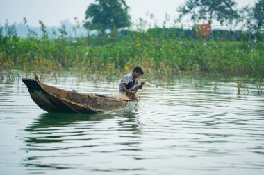 15 Ağustos 2023 Tanguar Haor, Sunamganj, Sylhet, Bangladeş. Balıkçılar ağlarıyla balık tutuyor..