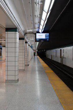 TORONTO, CANADA - 2 Şubat 2024: Finch istasyonunda TTC metro treni. TTC Toronto Ulaşım Komisyonu tarafından işletiliyor.