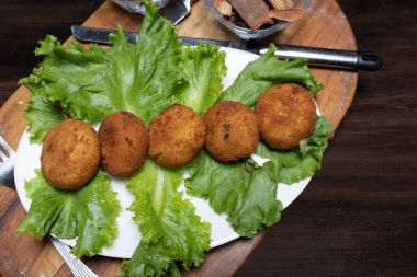 Koyu arkaplan manzaralı tavuk pirzolası ve sebzeli patates püresi.