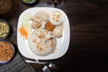 Baharatlı yumurta pulao, polao, biryani, mandi, kacchi Hint yemeği masasının üstünde izole edilmiş yemeklerde servis edilir.