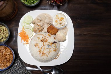 Baharatlı yumurta pulao, polao, biryani, mandi, kacchi Hint yemeği masasının üstünde izole edilmiş yemeklerde servis edilir.