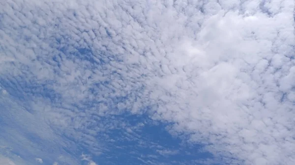 Облака Голубом Небе Природа Космическими Обоями — стоковое фото