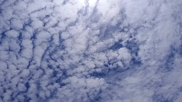 青空を背景にした雲 Alliphonewallpapers Net — ストック写真