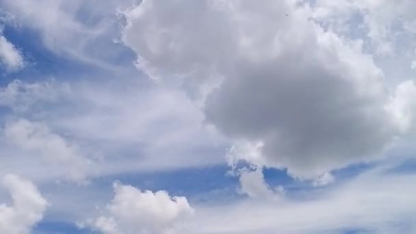 青空の背景に美しい雲 タイムラフ映像 — ストック動画