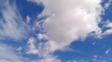 Mavi gökyüzündeki bulutlar arka plan duvar kağıdıyla kaplı