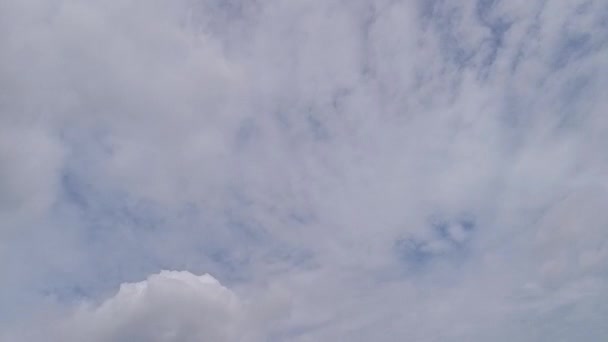 Mavi Gökyüzündeki Bulutlar Arka Plan Duvar Kağıdıyla Kaplı — Stok video